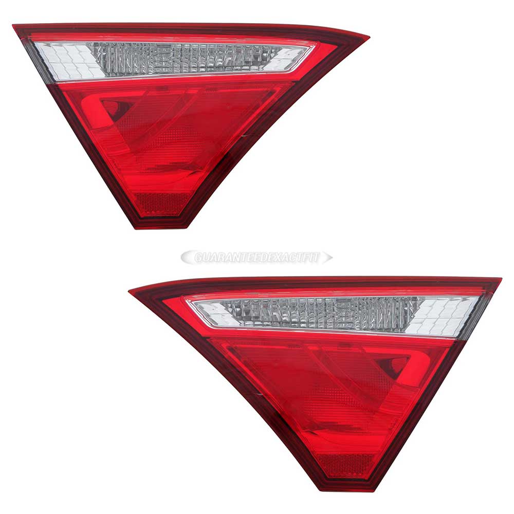 2017 Toyota Camry Tail Light Assembly Pair