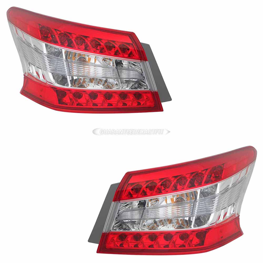 2014 Nissan Sentra Tail Light Assembly Pair