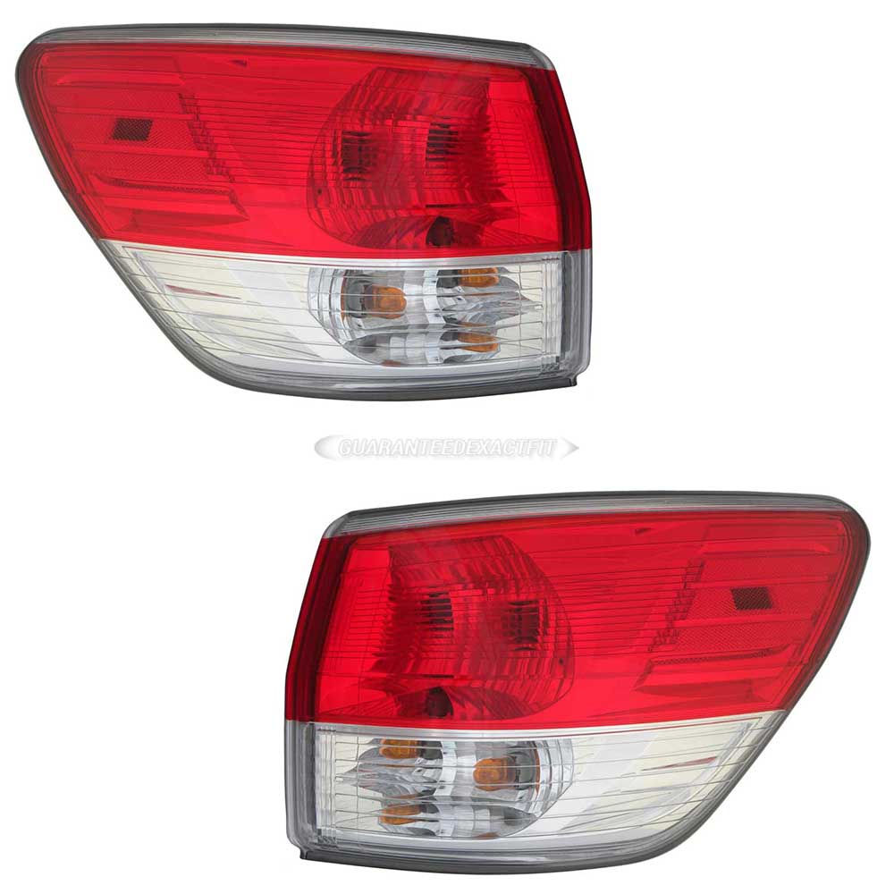 2013 Nissan Pathfinder Tail Light Assembly Pair